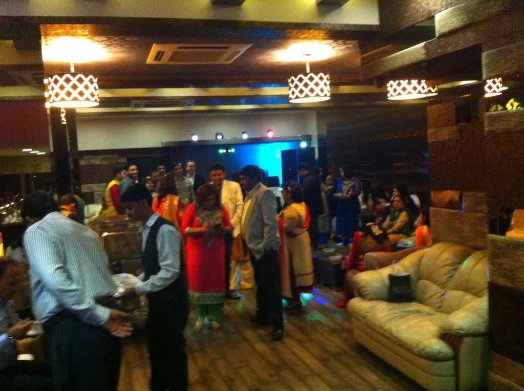 Beyond Hotel New Delhi Exterior photo