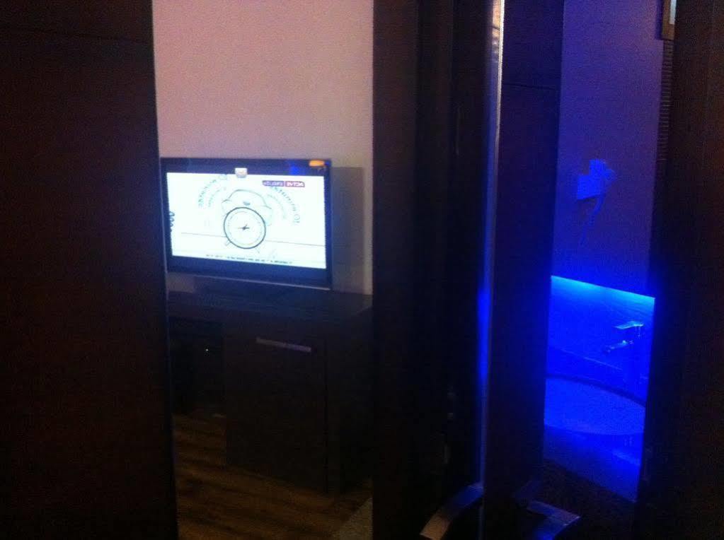 Beyond Hotel New Delhi Exterior photo